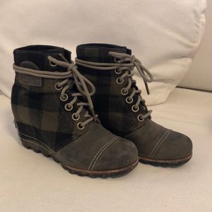 Sorel pdx green plaid wedge boots size 5.5/6